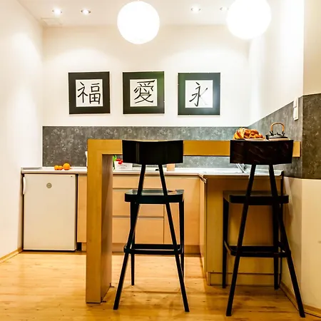 Home & Travel Apartamenty W Centrum Lodzi - Piotrkowska - Klimatyzacja - Parking - Manufaktura - Off Piotrkowska - Ec1 - Atlas Arena - Orientarium - Monopolis Apart Otel Łódź