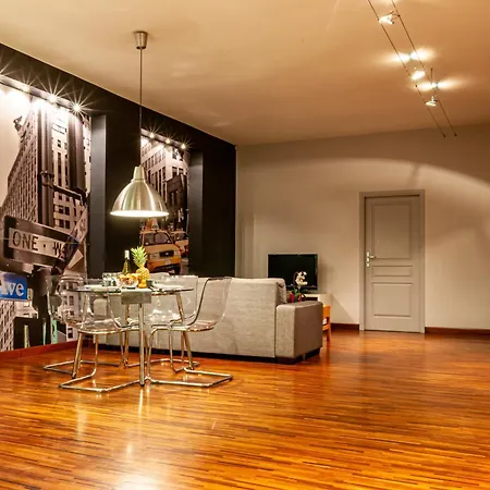 Home & Travel Apartamenty W Centrum Lodzi - Piotrkowska - Klimatyzacja - Parking - Manufaktura - Off Piotrkowska - Ec1 - Atlas Arena - Orientarium - Monopolis 3*