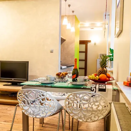 Home & Travel Apartamenty W Centrum Lodzi - Piotrkowska - Klimatyzacja - Parking - Manufaktura - Off Piotrkowska - Ec1 - Atlas Arena - Orientarium - Monopolis Apart Otel