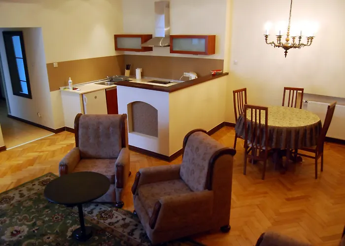 Apart-hotel & Travel W Centrum Lodzi - Piotrkowska - Klimatyzacja - Parking - Manufaktura - Off Piotrkowska - Ec1 - Atlas Arena - Orientarium - Monopolis 3*